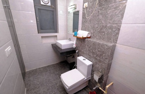 Sector 39 Hotel | Lime Tree Premier Near Medanta Medicity