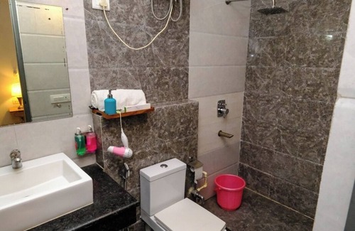 Sector 39 Hotel | Lime Tree Premier Near Medanta Medicity