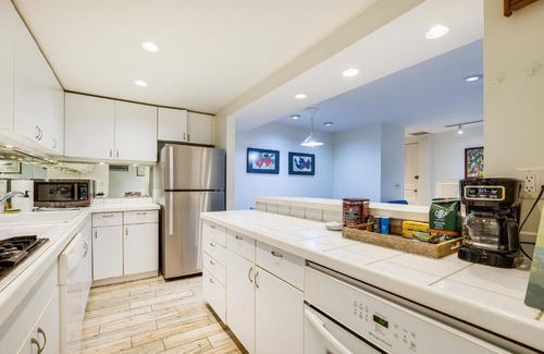 Lincoln Park Apartment | Lincoln Park Apt Walk to Beach, Shops and Dining!