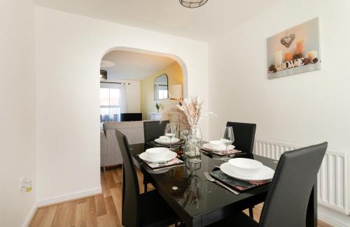 Lincoln House | Lincoln Spacious Accommodation Sleeps 6 Free Wi-Fi TV Free Parking Long Term Stay