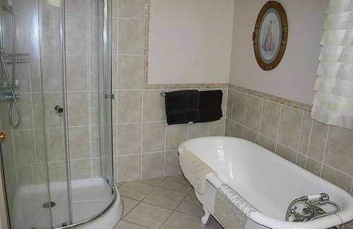 New London House | Linden Homestead: Modern Queen Bed B&B suite in Century Farm House
