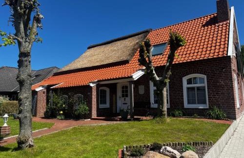 Osteel House | Lindenhuus-Urlaub unter einem Teilreetdach-Terrasse - Nahe Norden-Norddeich
