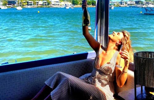 Noosa Heads Apartment | Liquid Spirit Noosaville houseboat " EXPERIENCE MORE "
