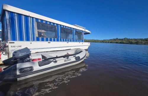 Noosa Heads Apartment | Liquid Spirit Noosaville houseboat " EXPERIENCE MORE "