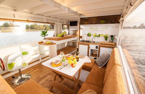 Priepert Boat Rental | Lisa Boot 3