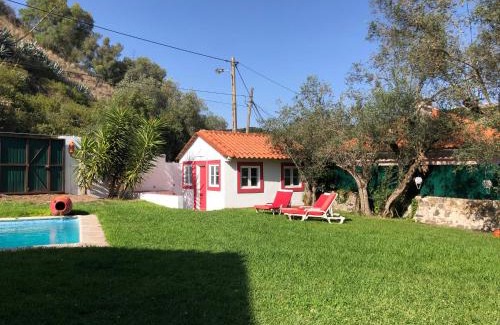 Linda-a-Velha Ski Chalet | Lisbon Cozy House w/Garden and Pool