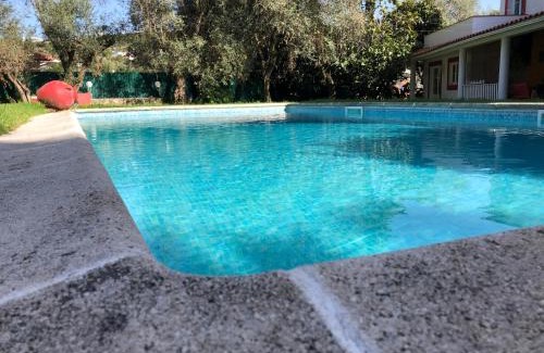 Linda-a-Velha Ski Chalet | Lisbon Cozy House w/Garden and Pool