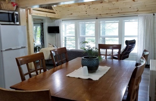 Jim Falls House | Liten Stuga ~ Romantic Getaway ~ Hot Tub with Stunning Lake View ~ Dog Friendly