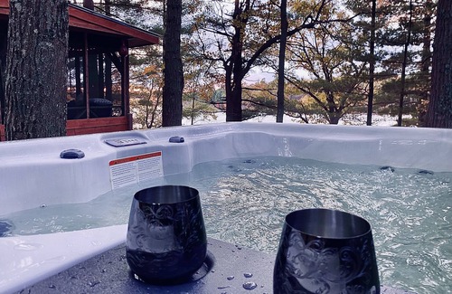 Jim Falls House | Liten Stuga ~ Romantic Getaway ~ Hot Tub with Stunning Lake View ~ Dog Friendly