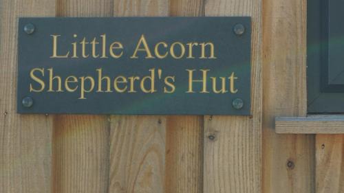 Llanfyllin House | Little Acorn - Luxury shepherd's hut/lodge with private hot tub and garden