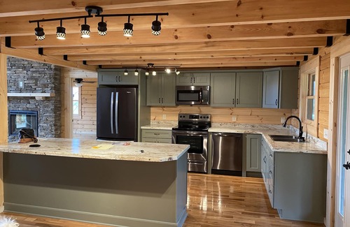 Luray Cabin | Little Bears Cabin - 5 Br/3 Fireplaces - Spend Spring in the Shenandoah Valley