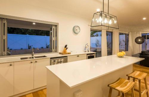 Dunsborough House | Little Hamptons - Beachside Retreat near Town Centre