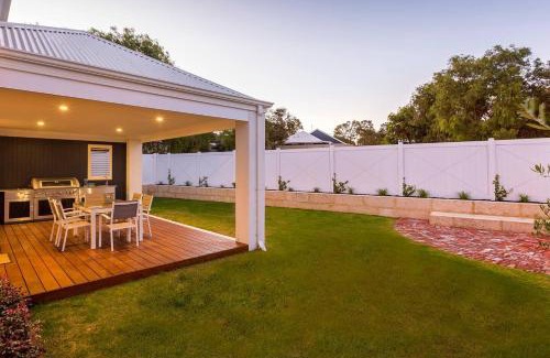 Dunsborough House | Little Hamptons - Beachside Retreat near Town Centre