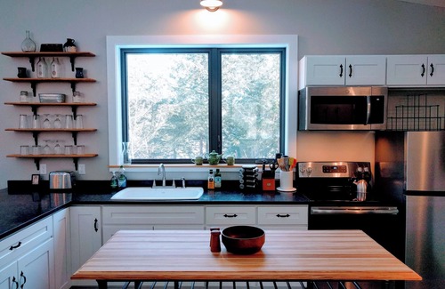 Jericho Cottage | Little house in the woods of Jericho - AC, W/D, Wifi, Patio