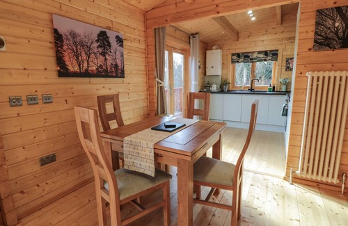 Newton Stewart Cottage | LITTLE LODGE, pet friendly, with hot tub in Glenluce