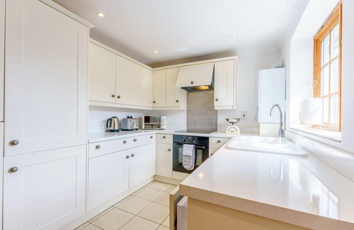 Tonbridge Cottage | LITTLE MELROSE, romantic, with a garden in Collier Street