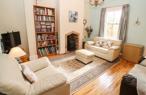 Upton St. Leonards Cottage | LITTLE NOO, family friendly, with a garden in Upton St Leonards