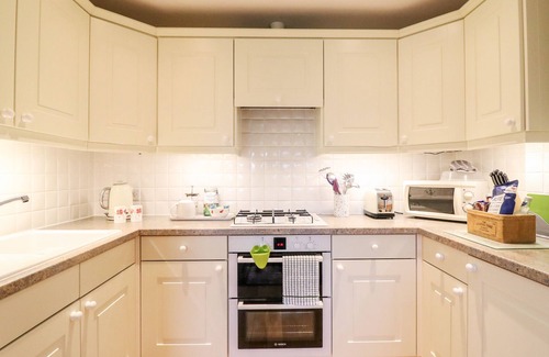 Upwey Cottage | LITTLE RETREAT, romantic, with a garden in Upwey