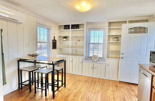 Fredericksburg Cottage | “Little Sligo” Downtown cottage.