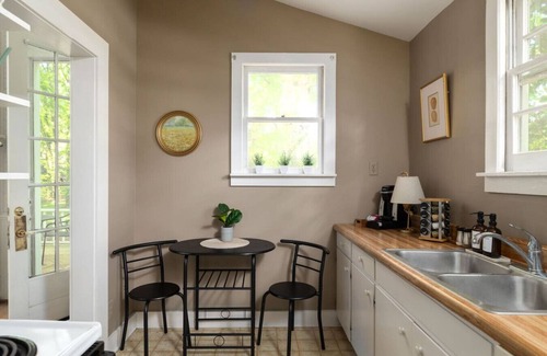 Old Irving Park House | Little White House Studio w/Full Kitchen