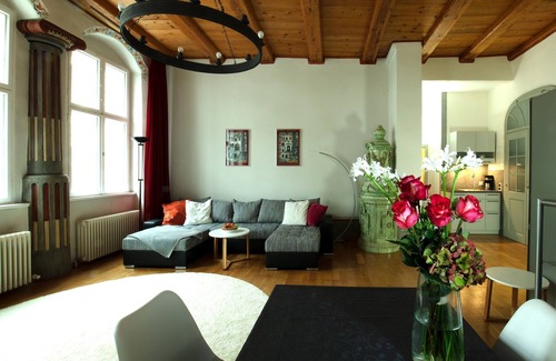 Nikolaivorstadt Apartment | Live like a king in historic walls