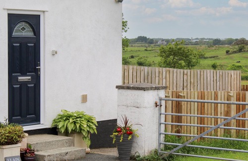 Llangefni Apartment | LLAIN MAI, pet friendly, country holiday cottage in Llangefni