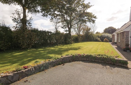 Llangefni Apartment | LLAIN MAI, pet friendly, country holiday cottage in Llangefni