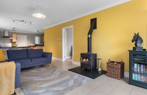 Llansteffan Cottage | Llais Y Mor, A Family, pet friendly home with Coastal Views
