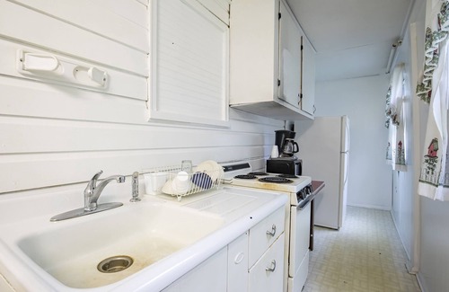 Cherokee Hotel | Lloyd's On The River Country Inn By OYO