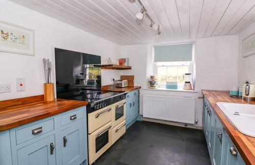 Newcastle Emlyn Cottage | Llwyncadfor Farm
