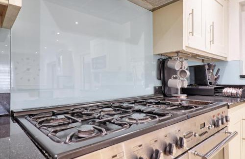 Epping House | LMV Property - Modern Luxury Family Home in Theydon Bois With London Skyline Views