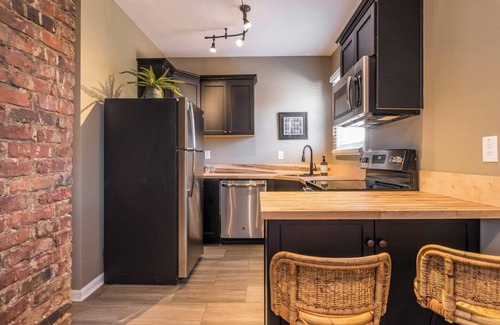 Highlands Apartment | Local Legends Lounge - Walkable to fun- Location!