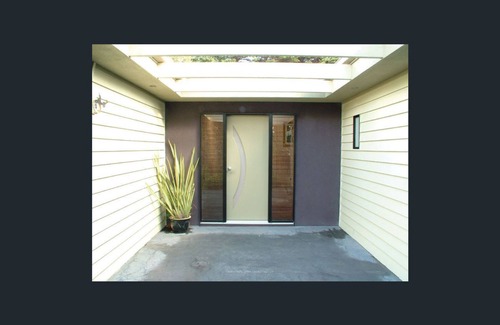 Indented Head House | Located in tranquil street and only 200 metres from the beach