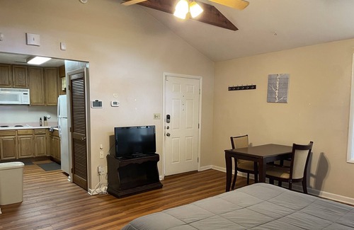 Tallahassee Apartment | Location! Under 2 miles to FSU