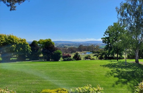 Mount Panorama House | LOCHINVAR/CAMELLIA , MAGNOLIA , MAPLE Cottage For A Relaxing Bathurst Holiday
