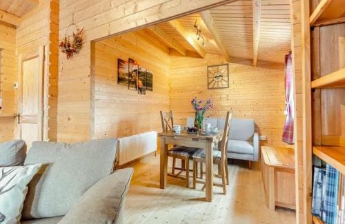 Airdrie House | Lochinvar - Clydesdale Log Cabin with Hot Tub