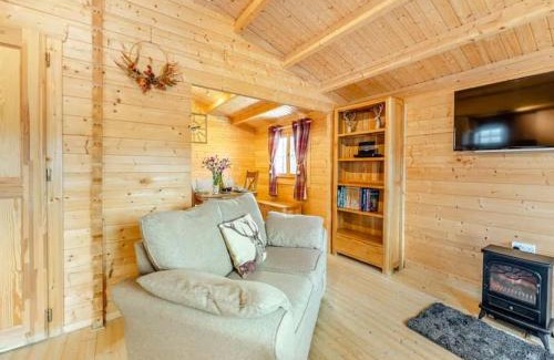 Airdrie House | Lochinvar - Clydesdale Log Cabin with Hot Tub