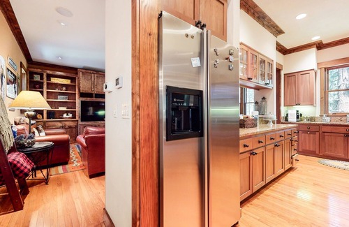 Crooked Pines House | Lodestar #2001 (5-Bedroom Home) - Pets Allowed by RedAwning