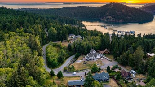 Oak Harbor House | Lodge at Deception Pass by AvantStay Trails Hot Tub Walk to Cornet Bay