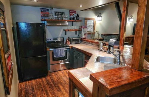 Beasley Cabin | Lodge in "The Woods Nelson" with Lake Views