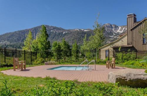 Mammoth Lakes House | Lodges 1132 - 3 bedroom Townhome on Golf Course