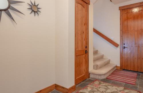 Mammoth Lakes House | Lodges 1140- Spacious Townhome on Golf Course