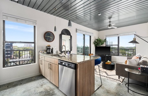 Midtown Apartment | Lodgeur | Sleek & trendy 2BR corner loft | Midtown