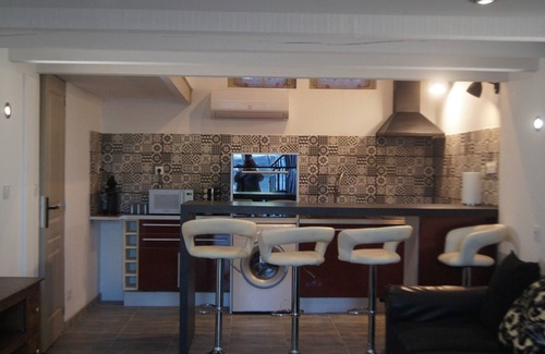 Castres House | Lodging in a fenced park with wifi, air conditioning and free Netflix.