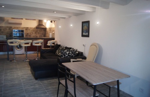 Castres House | Lodging in a fenced park with wifi, air conditioning and free Netflix.