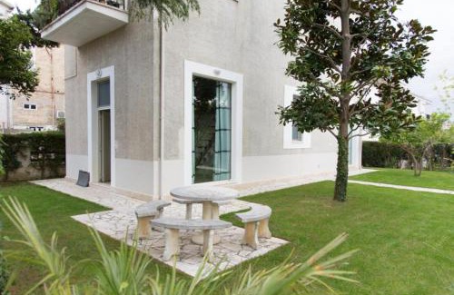 Pineto Apartment | Loft 1-2-3, in centro, con giardino, a 150 m dal mare