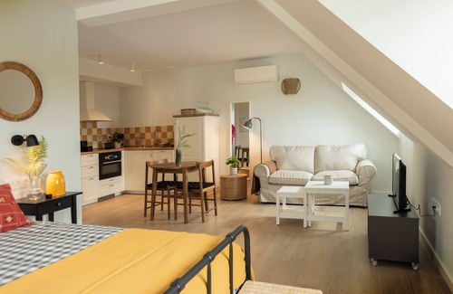 Barrio de la Vega Apartment | Loft apartment with balcony in the neighborhood of Monachil