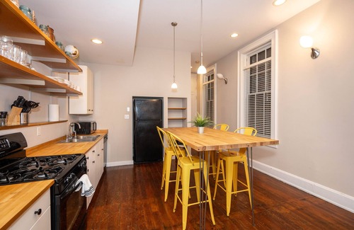 Pendleton Condo | Loft Life Pendleton 2 – Chic Downtown Condo for 4! Perfect for Professionals