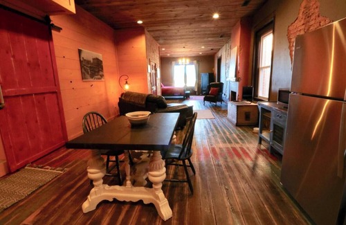 Walhalla Apartment | LOFTS OVER MAIN ~ Walhalla Studio