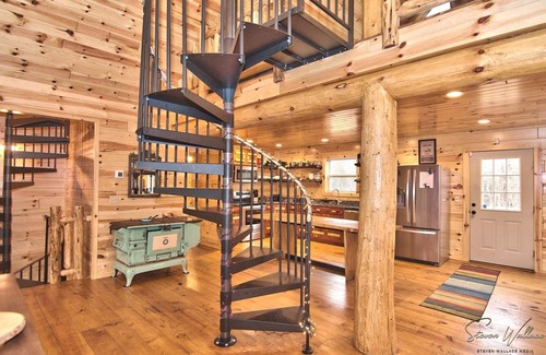 White Haven Cabin | Log Cabin 2 acre borders Lehigh River & Trail- Gameroom, 2 Bars, Fire Pit, decks